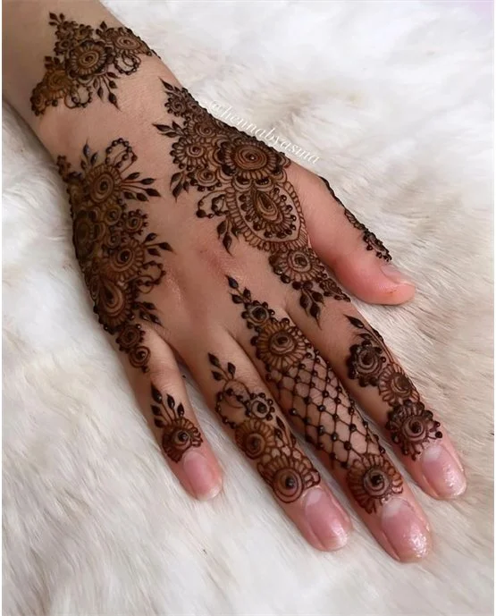 Dome Inspired Decorative Back Hand Mehndi Design Dome Inspired Decorative Back Hand Mehndi Design
